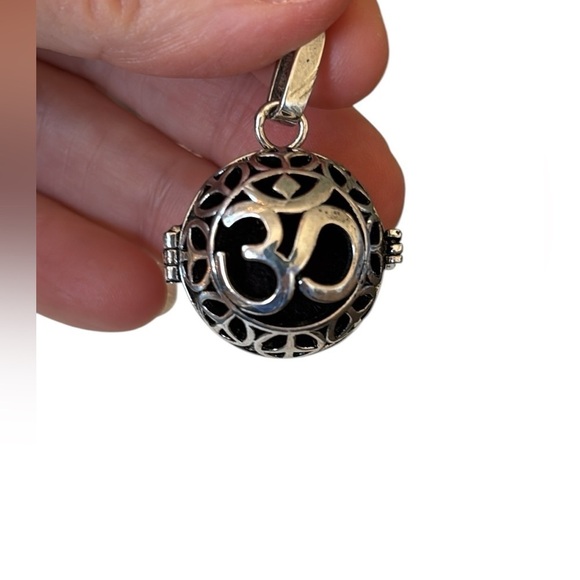 Om Silver Plated Diffuser‎ Locket Pendant - Picture 2 of 6